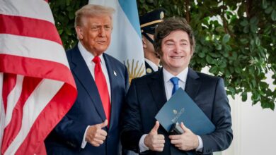 Photo of Según el New York Times, Estados Unidos busca acuerdo con Argentina para que reciba los inmigrantes deportados
