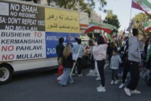 Photo of Un camión embistió a manifestantes durante una protesta contra el régimen iraní en Los Ángeles