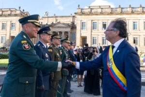 Photo of Escalada verbal: Petro amenazó con retomar las armas tras dichos de Trump sobre Colombia