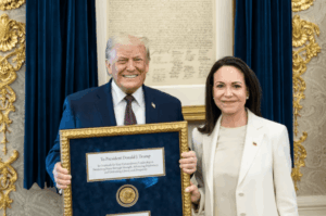 Photo of Machado le regaló a Trump su medalla del Premio Nobel de la Paz