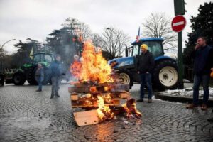 Photo of Agricultores franceses protestaron contra el tratado UE-Mercosur