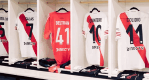 Photo of Con algunos cambios, River presentó los dorsales de las camisetas para este 2026