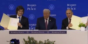 Photo of Davos: Donald Trump presentó el Consejo de Paz con la firma de Milei