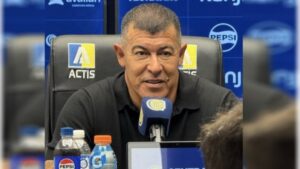 Photo of Almirón tras el triunfo de Rosario Central: “Los equipos grandes tienen que convivir con la presión”