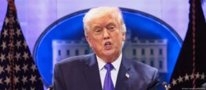 Photo of Trump eleva al 15 % el arancel global a las importaciones tras fallo adverso de la Corte Suprema