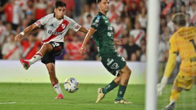 Photo of River venció a Sarmiento en el Monumental y celebró el primer triunfo de Coudet como local