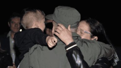 Photo of El emotivo reencuentro de Nahuel Gallo con su familia tras 448 días de cautiverio