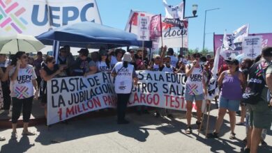 Photo of Docentes de Córdoba instalan una carpa frente al Patio Olmos durante dos días