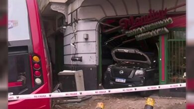Photo of CABA: patrullero se incrustó en una pizzería tras chocar con un colectivo