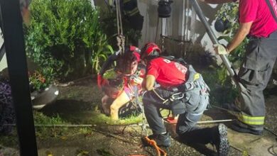 Photo of Una mujer de 85 años cayó en un pozo ciego y tuvo que ser rescatada por los bomberos