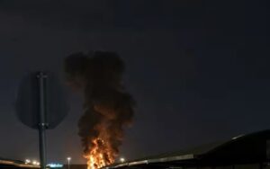 Photo of Se incendió un depósito de combustible del aeropuerto de Kuwait tras un ataque con drones y misiles