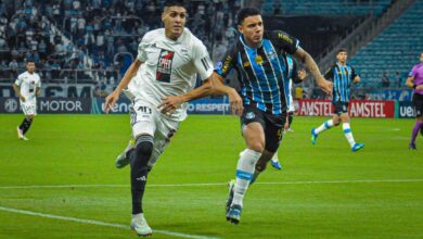 Photo of Riestra no aprovechó la expulsión en Gremio y perdió el partido sobre la hora en Brasil