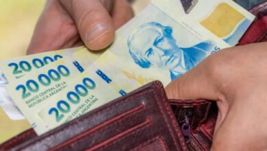 Photo of Los salarios siguen perdiendo ante la inflación: en febrero subieron 2,4%