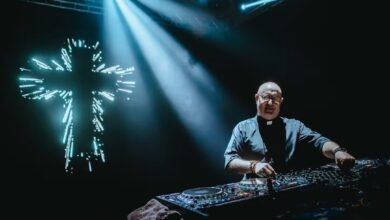 Photo of El “cura DJ” mezcló techno y fe en un homenaje masivo al Papa Francisco en la Plaza de Mayo