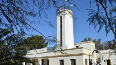 Photo of Con paraguas: realizan un “abrazo” al Museo Meteorológico Nacional en Córdoba