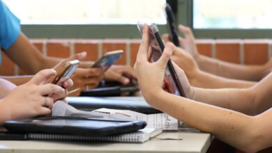 Photo of Debate en la ciudad de Córdoba: impulsan la prohibición de celulares en escuelas municipales