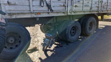 Photo of Córdoba: terminó incrustado debajo de un camión y se salvó de milagro