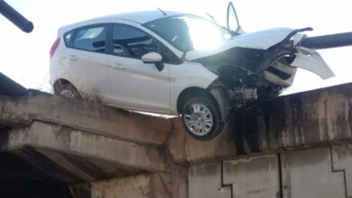 Photo of Córdoba: perdió el control del auto, chocó un guardarail y quedó colgando