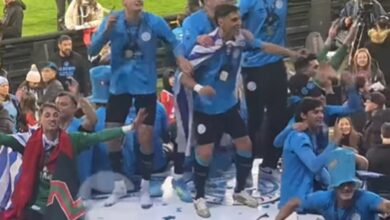 Photo of La vuelta olímpica pirata en el Kempes: el plantel festejó arriba del micro campeón