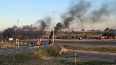 Photo of Tras el hallazgo del cuerpo de Agostina, vecinos cortan la avenida Circunvalación