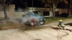 Photo of ARDIÓ UNA CAMIONETA ESTACIONADA EN SACANTA