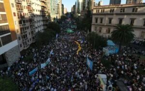 Photo of MULTITUDINARIA MARCHA POR LA UNIVERSIDAD