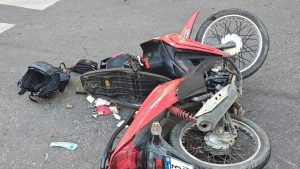 Photo of MOTOCICLISTA PERDIÓ EL CONTROL Y DOS MUJERES RESULTARON HERIDAS