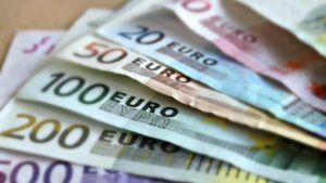 Photo of El euro cae por debajo de 1,17 dólares en medio de la tensión internacional