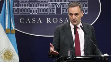 Photo of Manuel Adorni presentó su declaración jurada: un error, ahorro en negro y dinero del padre