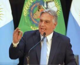 Photo of LLARYORA PROHÍBE A SUS FUNCIONARIOS VIAJAR AL MUNDIAL