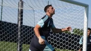 Photo of Dibu se entrena con cuidados especiales, pero llegará al debut mundialista