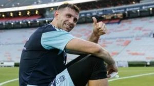 Photo of Dibu Martínez volvió a entrenarse con guantes y será titular en el debut mundialista